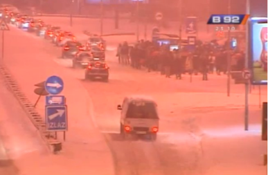 OVAKO JE BEOGRAD IZGLEDAO KAD JE ĐILAS BIO NA VLASTI Kolaps, neočišćeni putevi i preskup GSP (VIDEO SNIMAK CRNO NA BELO)